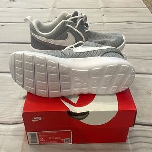 Brand New In The Box Nike Roshe One Shoes. size 2 Youth
